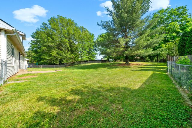 1564 Barrett Dr, Clarksville, TN 37043
