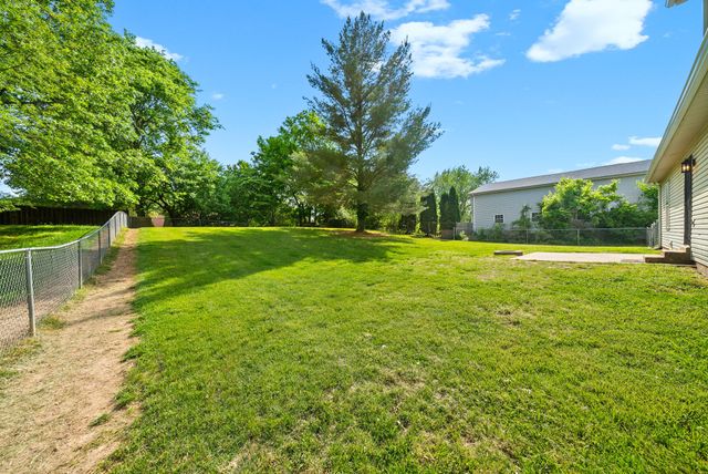 1564 Barrett Dr, Clarksville, TN 37043