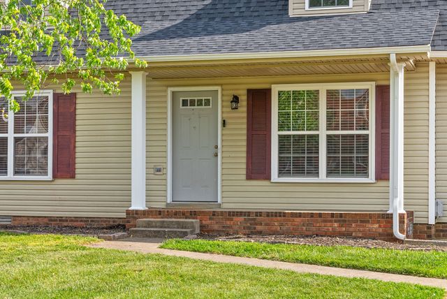1564 Barrett Dr, Clarksville, TN 37043