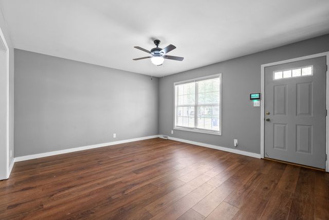 1564 Barrett Dr, Clarksville, TN 37043