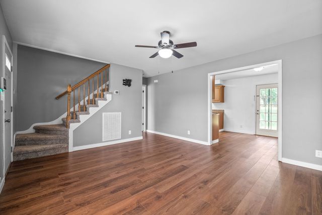 1564 Barrett Dr, Clarksville, TN 37043