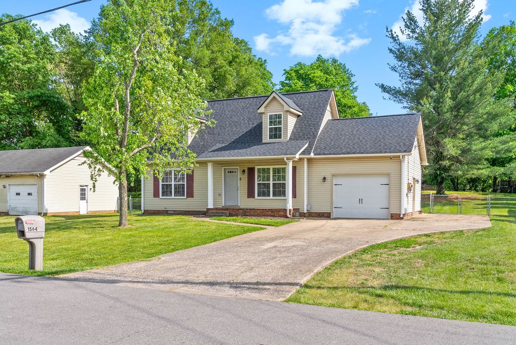 1564 Barrett Dr, Clarksville, TN 37043