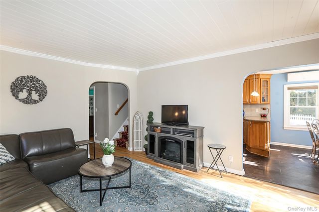 58 Elm Court, New Hyde Park, NY 11040