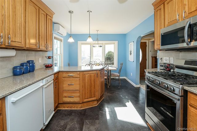 58 Elm Court, New Hyde Park, NY 11040