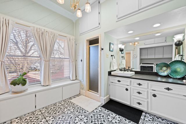 804 Prairie Avenue, Cleburne, TX 76033