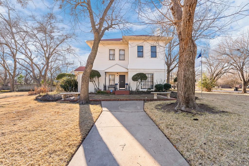 804 Prairie Avenue, Cleburne, TX 76033
