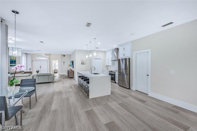 8260 Laurel Lakes BLVD, Naples, FL 34119