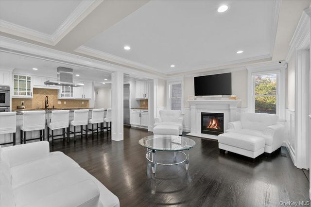 19 W Tiana Road, Hampton Bays, NY 11946