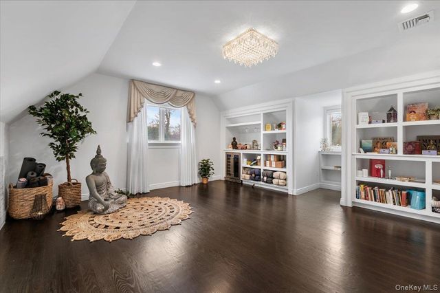 19 W Tiana Road, Hampton Bays, NY 11946