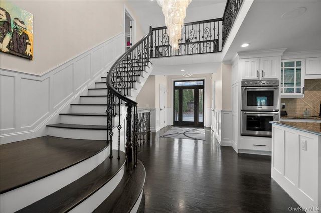 19 W Tiana Road, Hampton Bays, NY 11946