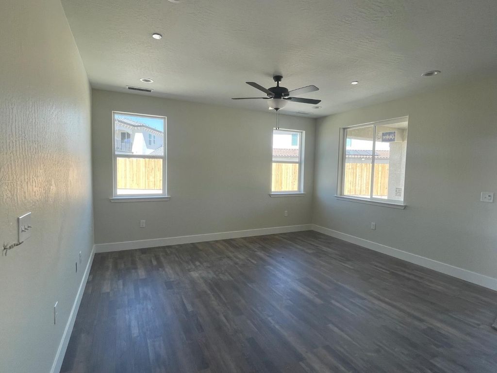 Image 3 of property listing at 386 South Susan Ave, Kerman, CA 93630