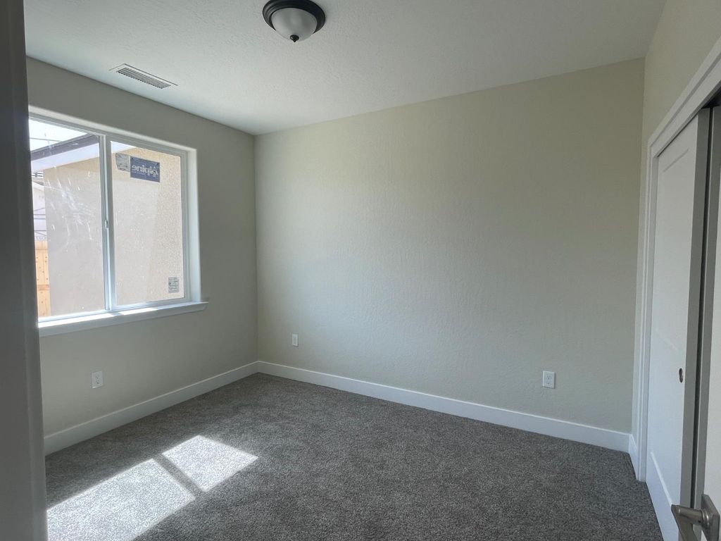 Image 7 of property listing at 386 South Susan Ave, Kerman, CA 93630