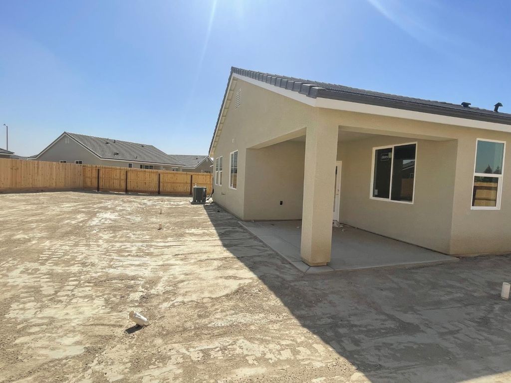 Image 8 of property listing at 386 South Susan Ave, Kerman, CA 93630
