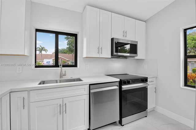 8067 Summerbreeze Ln, Boca Raton, FL 33496
