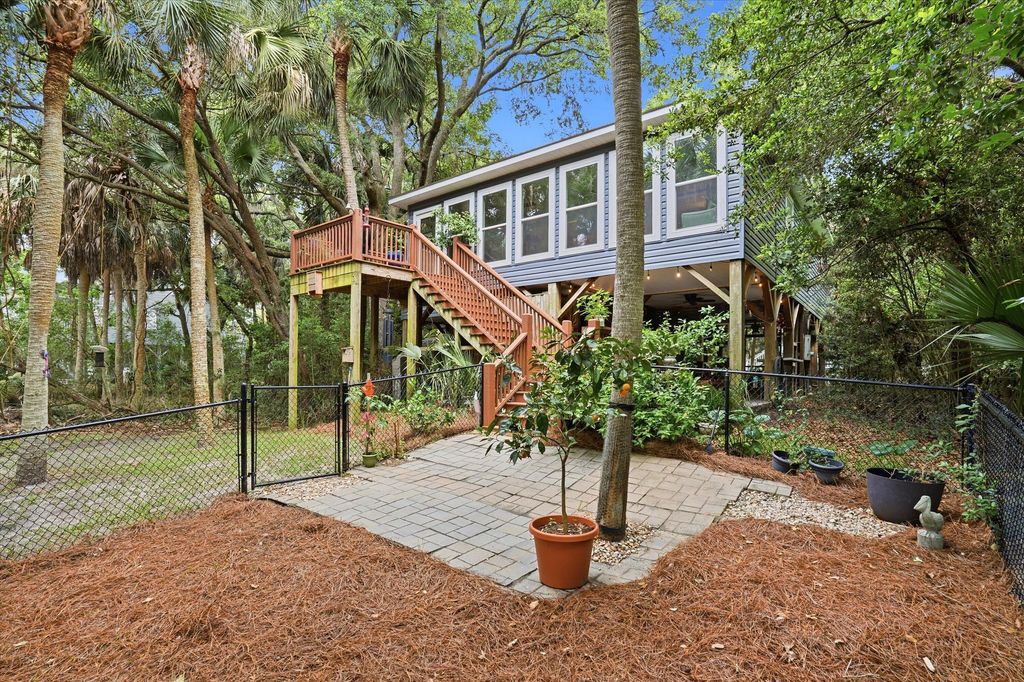 Image 6 of property listing at 609 Dolphin Road, Edisto Island, SC 29438