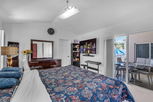 632 Carrington Ln, Weston, FL 33326