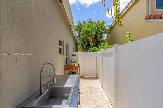 632 Carrington Ln, Weston, FL 33326
