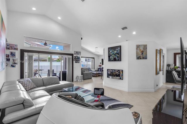 632 Carrington Ln, Weston, FL 33326