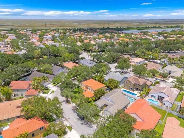 632 Carrington Ln, Weston, FL 33326