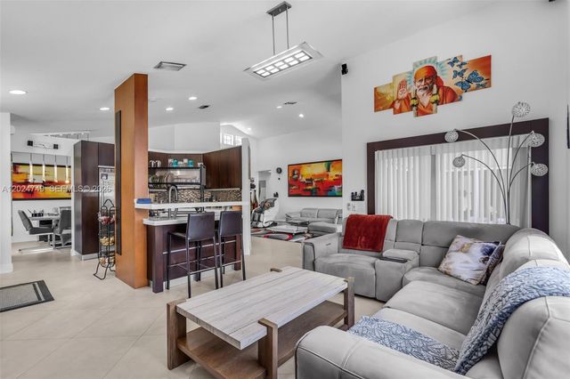 632 Carrington Ln, Weston, FL 33326