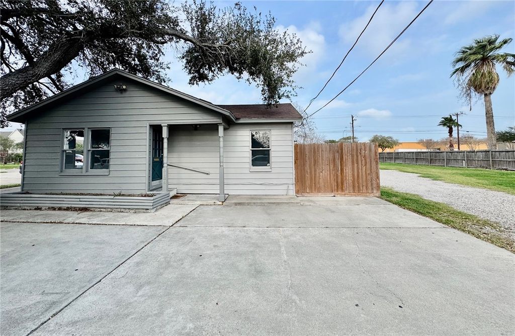 5134 Williams Dr, Corpus Christi, TX 78411 — exterior