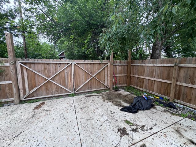 2329 W Oak St, Louisville, KY 40210