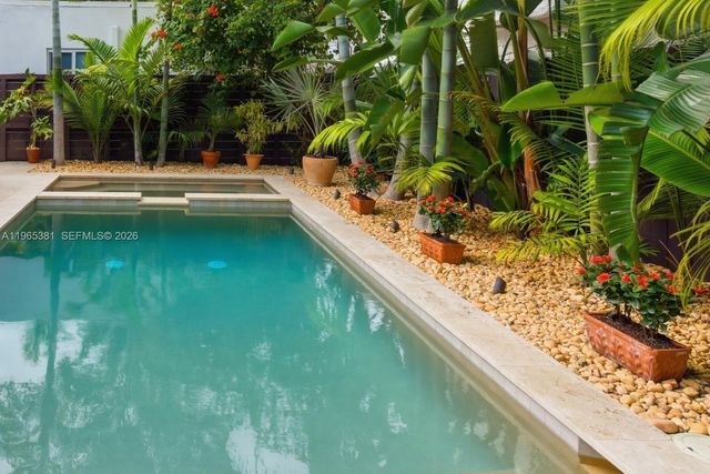 1737 SW 10th St, Miami, FL 33135