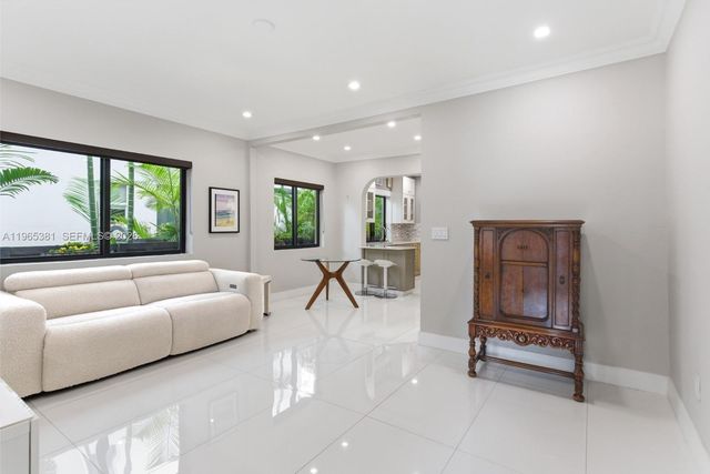 1737 SW 10th St, Miami, FL 33135