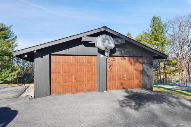 12B Flintlock Ridge Road, Katonah, NY 10536