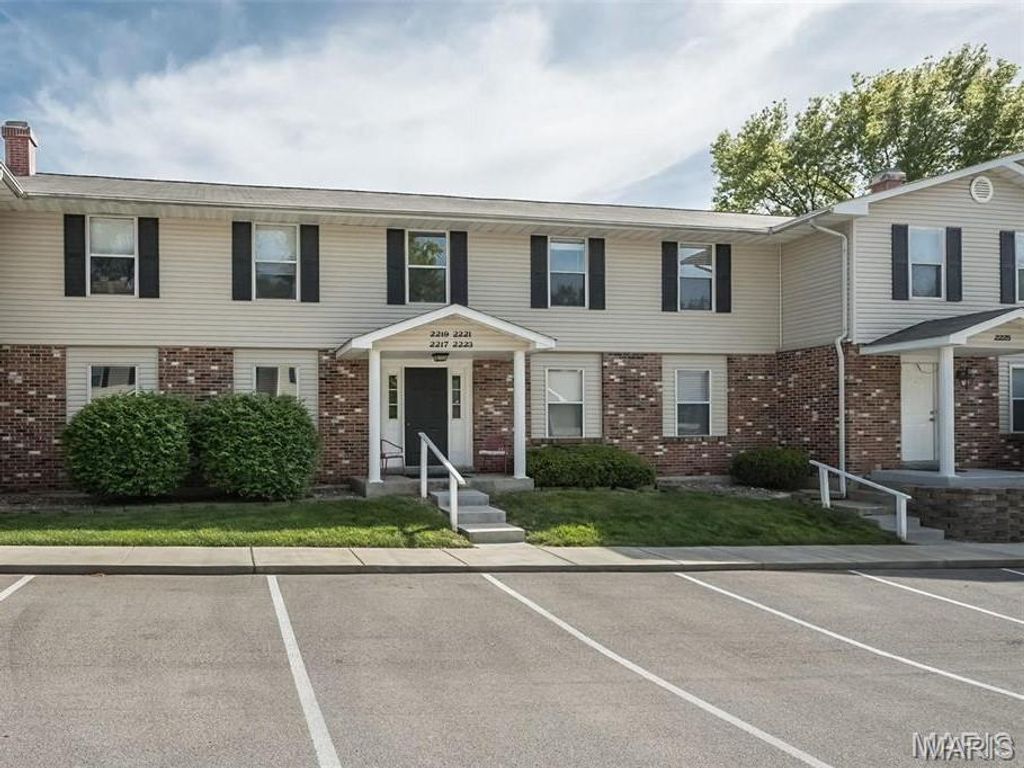 2221 Highland Hill Drive D, St Peters, MO 63376