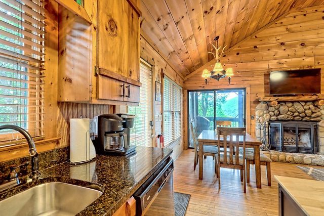 515 Amy Creek Circle, Ellijay, GA 30540