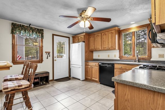8 Portsmouth Rd, Amesbury, MA 01913