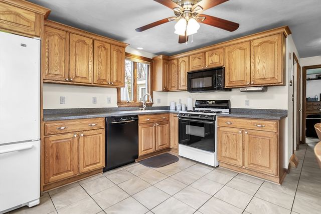 8 Portsmouth Rd, Amesbury, MA 01913