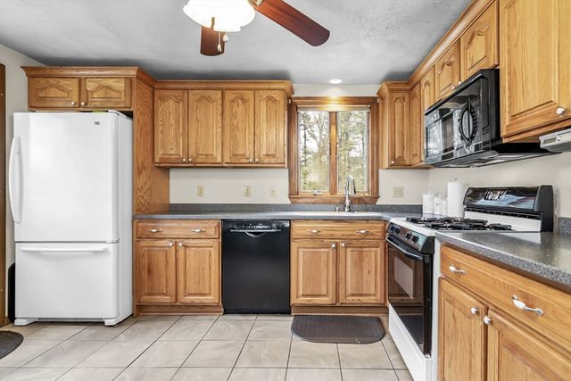 8 Portsmouth Rd, Amesbury, MA 01913