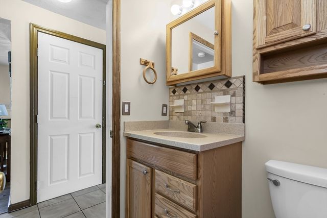 8 Portsmouth Rd, Amesbury, MA 01913