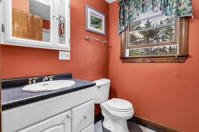 8 Portsmouth Rd, Amesbury, MA 01913