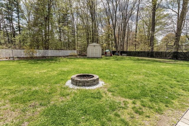 8 Portsmouth Rd, Amesbury, MA 01913