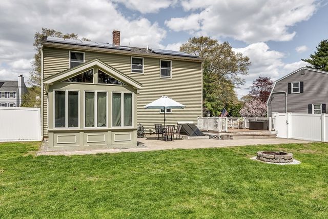 8 Portsmouth Rd, Amesbury, MA 01913