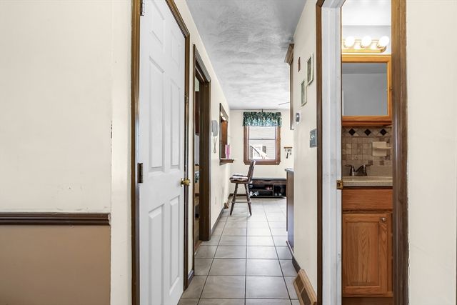 8 Portsmouth Rd, Amesbury, MA 01913