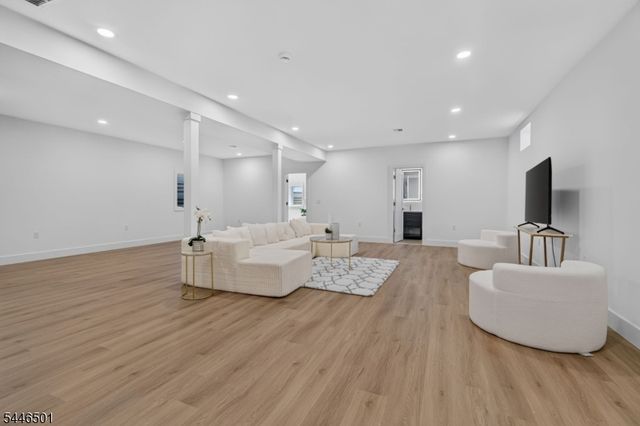43 Oakwood Ave, Livingston Twp., NJ 07039