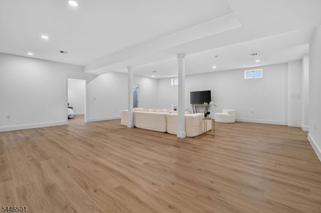43 Oakwood Ave, Livingston Twp., NJ 07039