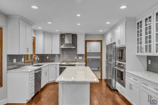 325 SW Whitehall LN, Topeka, KS 66606