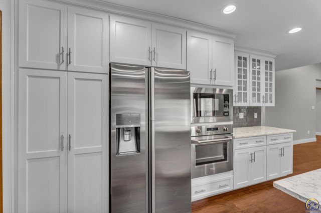 325 SW Whitehall LN, Topeka, KS 66606