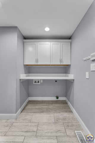 325 SW Whitehall LN, Topeka, KS 66606