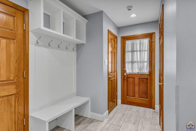 325 SW Whitehall LN, Topeka, KS 66606