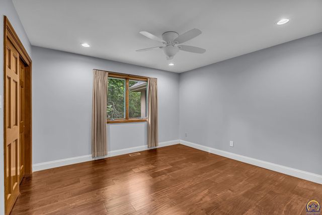 325 SW Whitehall LN, Topeka, KS 66606