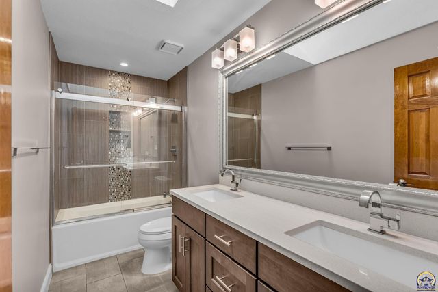 325 SW Whitehall LN, Topeka, KS 66606