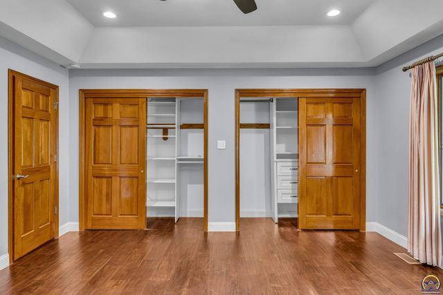 325 SW Whitehall LN, Topeka, KS 66606