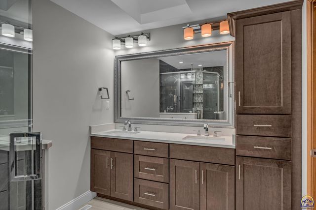 325 SW Whitehall LN, Topeka, KS 66606