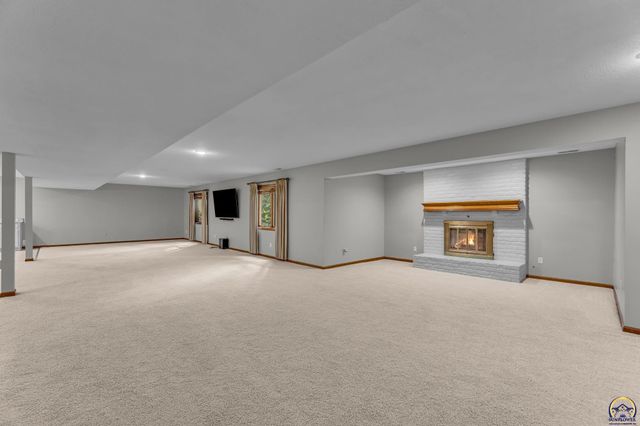 325 SW Whitehall LN, Topeka, KS 66606
